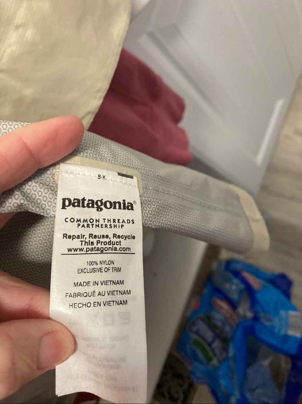 Patagonia tan raincoat with detachable Hood size small - Picture 10 of 13